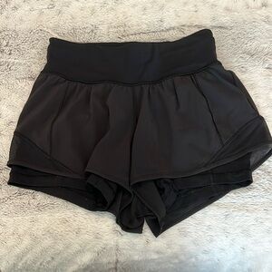 Lululemon black size 4 hotty hot shorts with liner